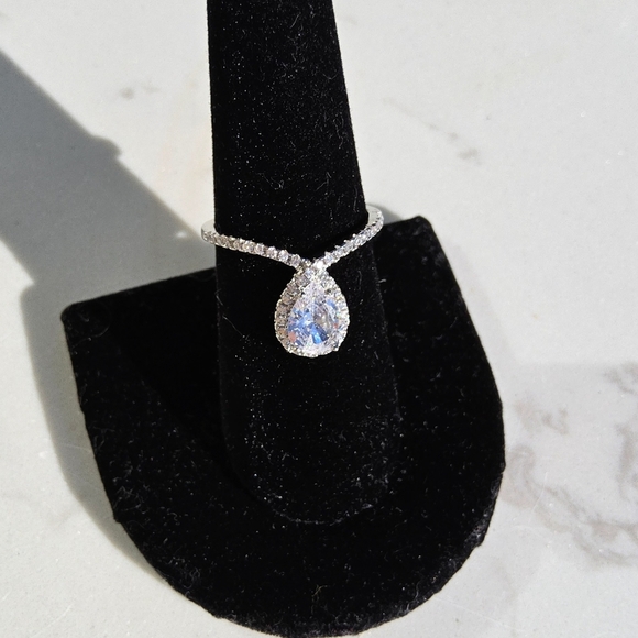 Elegant Silver Ring with Timeless Charm - Picture 2 of 12